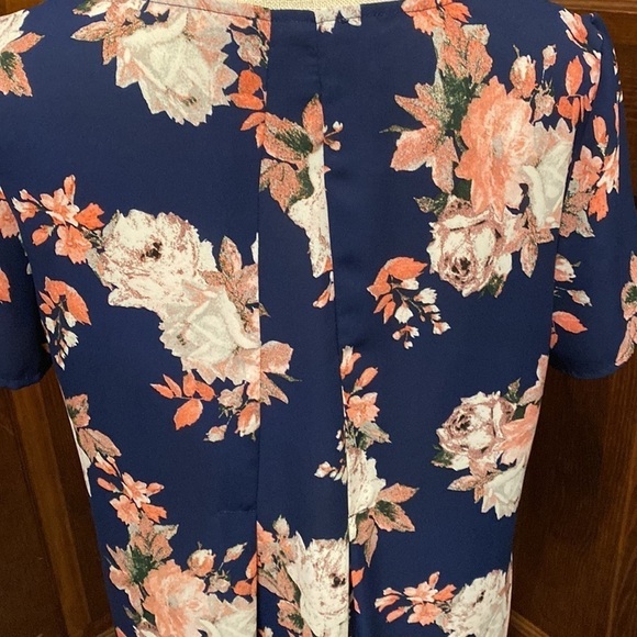Chelsea & Theodore Floral Short Sleeve Blouse - Picture 4 of 6
